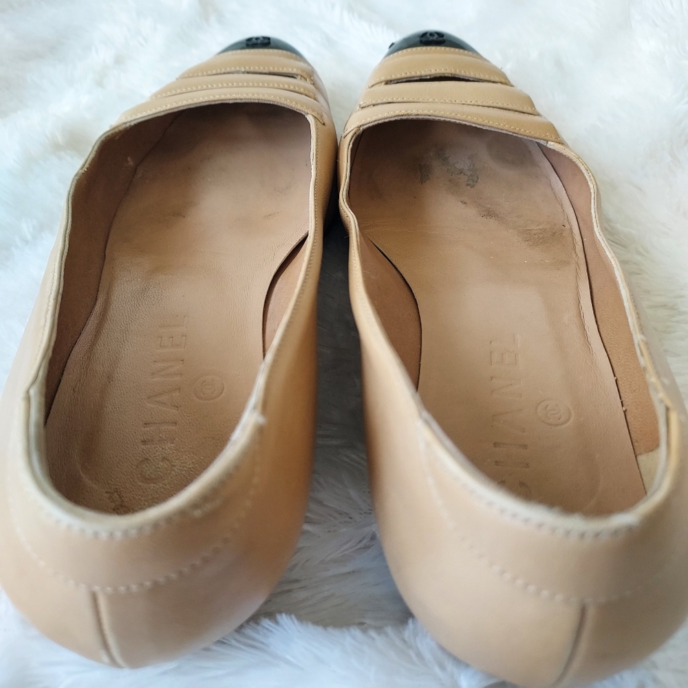 Authenticated CHANEL Tan Leather flats with black toe cap, size 37.5 / 7 - Picture 7 of 11